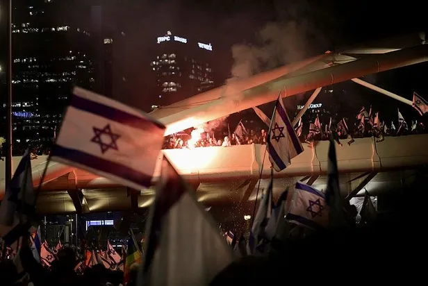 israilde-ic-savas-uyarisi-netanyahunun-evinin-onundeki-barikat-yikildi-1679870888677.jpeg 6'lı koalisyon İsrail'i iç savaşa sürüklüyor! Netahyahu'dan geri adım: Tartışmalı yargı reformunu erteledi! Göstericiler vazgeçmiyor-44