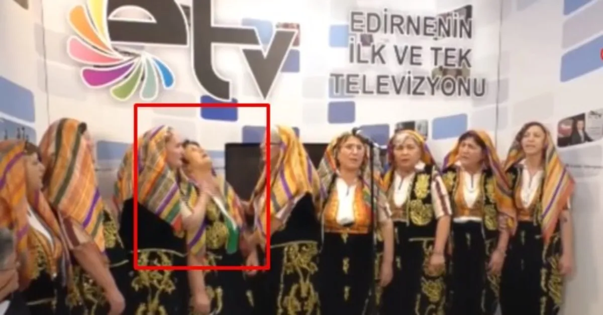Canlı yayında türkü söylerken bayıldı |Video