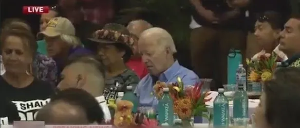 abd-baskani-joe-biden-tatilin-ardindan-felaketin-yasandigi-hawaiide-protesto-edildi-1692724378012.jpeg
