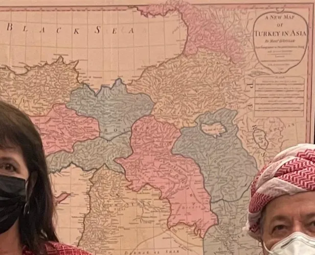 mesud-barzaniden-haddini-asan-buyuk-skandal-turkiyenin-bolundugu-haritanin-onunde-abdli-yetkiliyle-poz-verdi-1642524705367.jpeg Mesud Barzani'den haddini aşan büyük skandal: Türkiye'nin bölündüğü haritanın önünde ABD'li yetkiliyle poz verdi-2