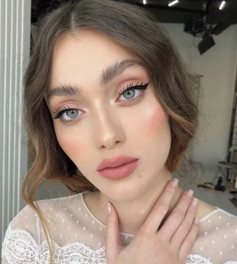 z-kusagi-boyle-tercih-ediyor-2024-yilinin-en-iyi-gelin-makyajlari-listelendi-modern-ve-cekici-gorunum-icin-1719321027972.jpg 2024 yılının en iyi gelin makyajları listelendi! Z kuşağı böyle tercih ediyor! Modern ve çekici görünüm için...-4