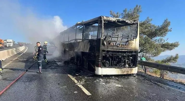 Yolcu otobüsü cayır cayır yandı (DHA)