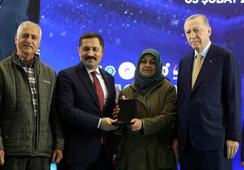 Başkan Recep Tayyip Erdoğan, Hatay'da Mustafa Kemal Üniversitesi Spor Salonu'nda düzenlenen Deprem Konutları Kura ve Anahtar Teslim Töreni'ne katıldı