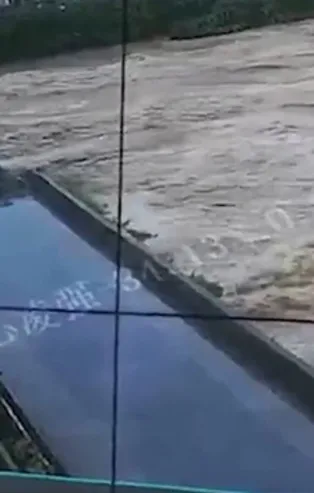 Çin'in 5 asırlık köprüsünü sel yıktı