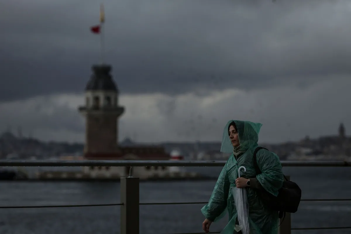 Meteoroloji'den 5 ile turuncu 50 sarı kodlu uyarı! İstanbul dahil birçok ilde şiddetli sağanak ve fırtına alarmı-12