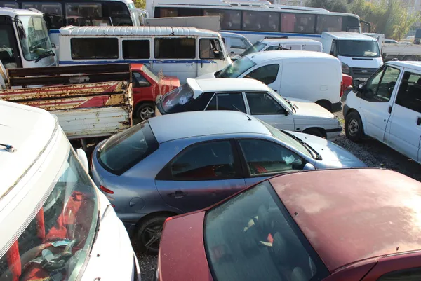 manisada-yediemin-deposunda-curumeye-terk-edilen-araclarin-toplam-piyasa-degeri-20-milyon-lirayi-buluyor-1606460716725.jpg Manisa'da yediemin deposunda çürümeye terk edilen araçların toplam piyasa değeri 20 milyon lirayı buluyor-2