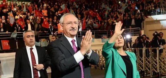 CHP'nin 35. Olağan Kurultayı'nda 990 oy alan Kemal Kılıçdaroğlu, yeniden genel başkan seçildi.