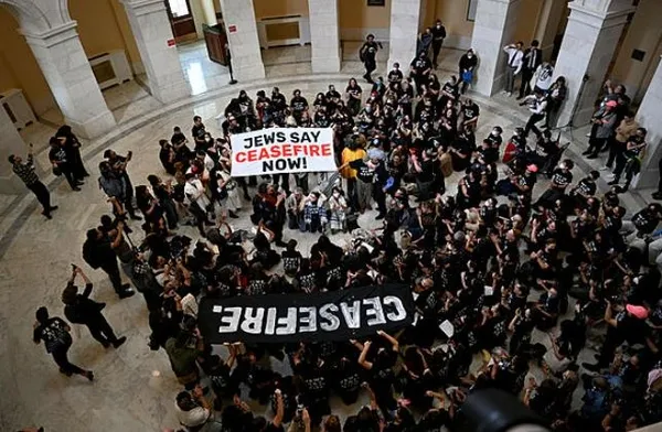 tas-ustunde-tas-kalmayan-gazzede-ateskes-sesleri-yukseliyor-filistini-destekleyen-yahudilerden-abd-kongresinde-1697666694530.jpeg