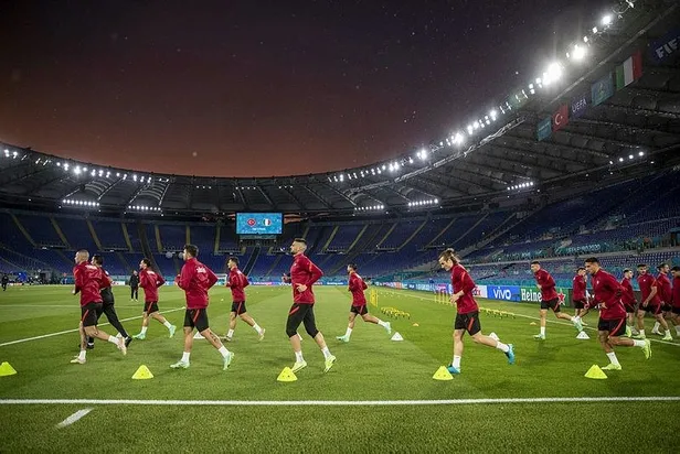 euro-2020-basliyor-turkiye-italya-maci-oncesi-roma-kirmizi-beyaza-burundu-turkiye-sesleri-1623423088259.jpeg EURO 2020 başlıyor! Türkiye - İtalya maçı öncesi Roma kırmızı beyaza büründü: 'Türkiye' sesleri...-7