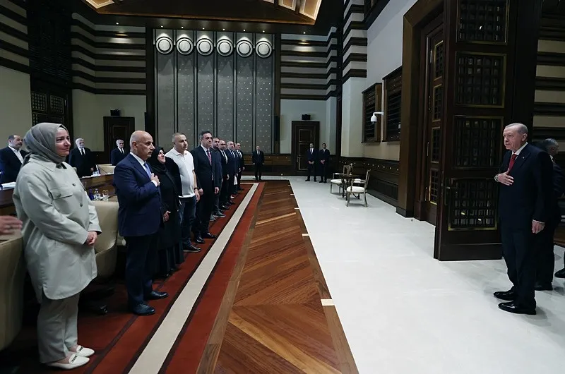baskan-erdogan-aileleri-tek-tek-dinledi-ayla-ogretmenin-esi-cumhurbaskanimiz-da-bizimle-duygulandi-1785943957027.jpeg Başkan Erdoğan aileleri tek tek dinledi! Ayla öğretmenin eşi: Cumhurbaşkanımız da bizimle duygulandı-3
