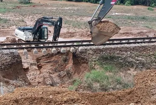 Sel suları tren hattını çökertti!
