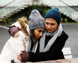 Kırgın Çiçekler yine birinci!