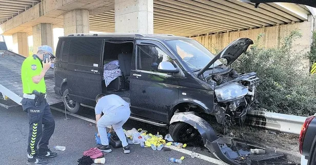 Bursa İnegöl'de minibüs bariyere girdi! 1'i ağır 2'si çocuk 10 yaralı