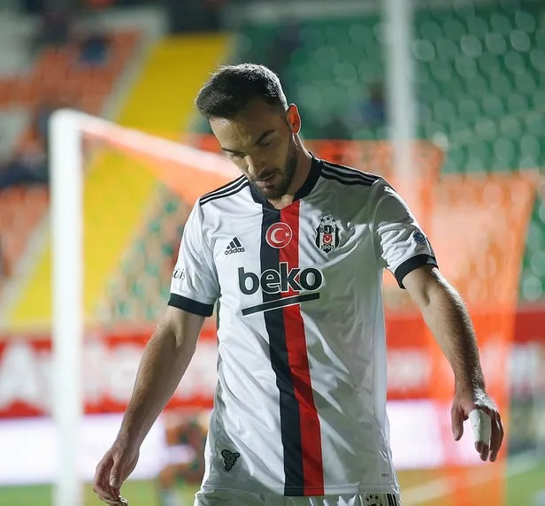 galatasarayda-buyuyen-kadro-krizi-cezali-ve-covid-19-geciren-futbolcular-zora-soktu-1641338776453.jpeg Galatasaray'da büyüyen kadro krizi! Cezalı ve Covid-19 geçiren futbolcular Aslan'ı zora soktu-7