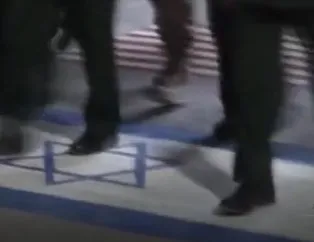 Kriz çıkartacak görüntü! İran Devrim Muhafızı Komutanı füze üssü açılışında ABD ve İsrail bayrağını çiğnedi