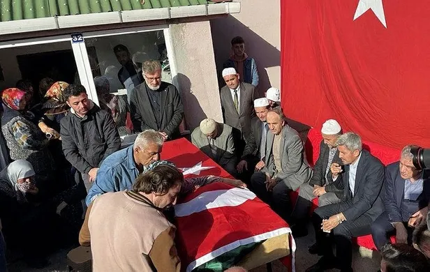 maden-faciasinin-23-yasindaki-sehidi-rahman-ozcelikin-acili-babasi-konustu-askerdeki-oglumu-dusunurken-boyle-o-1665848819494.jpeg Maden faciasının 23 yaşındaki şehidi Rahman Özçelik'in acılı babası konuştu: "Askerdeki oğlumu düşünürken, böyle oldu"-3