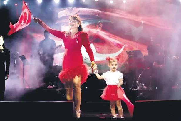 dunyaca-unlu-brezilyali-top-model-alessandra-ambrosio-turkiyeye-geldi-saklambac-haberleri-1661975763480.jpeg Dünyaca ünlü Brezilyalı top model Alessandra Ambrosio Türkiye'ye geldi! | Saklambaç haberleri-12