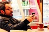 Feridun arkadaşıyla yemekte
