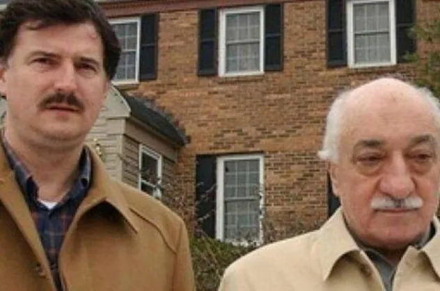 FETÖ'cü alçaklar birbirine girdi! Örgütte 30 milyon dolarlık kanlı kavga: Mektubu okuyanı tekme tokat dövdüler