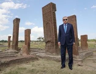 Başkan Erdoğan'dan ecdada vefa! Malazgirt Zaferi'nin yıldönümünde Selçuklu Mezarlığı'nı ziyaret etti
