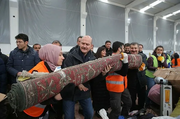 Elazığ'daki deprem üzerinden siyasi rant peşinde koşanlara tokat gibi yazı: Bak bakalım devlet neredeymiş!