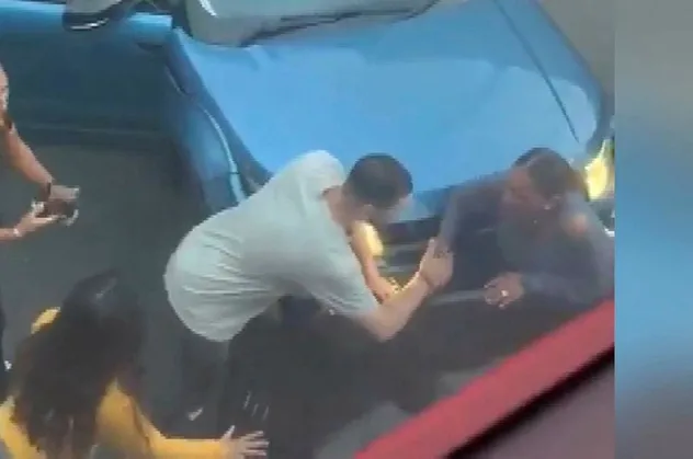 Londra'da dehşete düşüren anlar... Bir kadın, iki aracın arasına sıkıştı