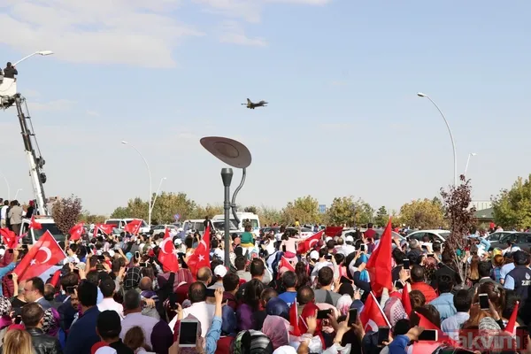 Türk Yıldızları ve SOLOTÜRK'ten nefes kesen gösteri! - 1