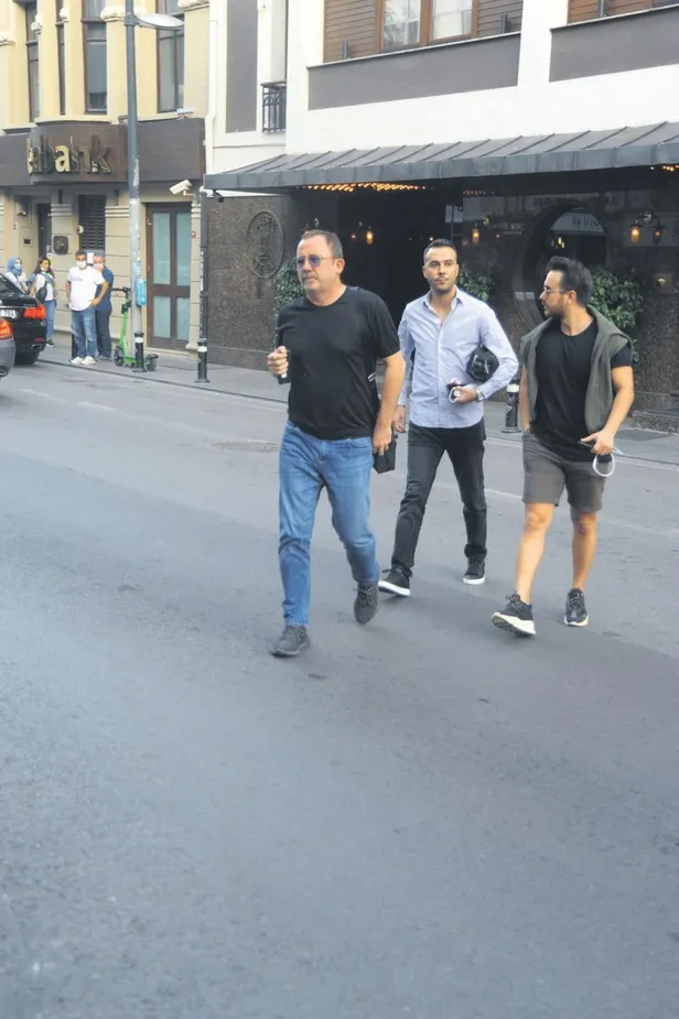 gecen-ay-koronaviruse-yakalanan-sergen-yalcin-akillanmadi-yine-maskesiz-gezdi-1602629068824.jpeg Geçen ay koronavirüse yakalanan Sergen Yalçın akıllanmadı! Yine maskesiz gezdi-2