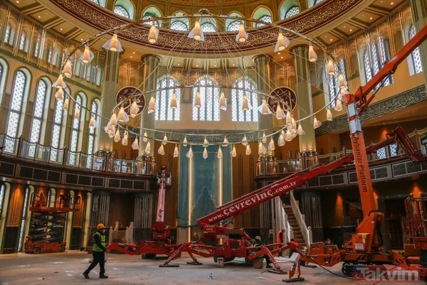 SON DAKİKA: İstanbul Taksim'de yapımı devam eden camide heyecanlandıran anlar! Dev avize ve kapı kasası takıldı! İnce işçiliğe geçildi - 1