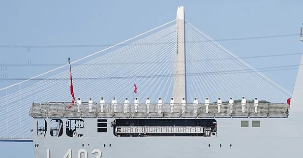 Başkan Erdoğan'a tarihi selam! Savarona, TCG Anadolu ve donanmanın yıldızları İstanbul Boğazı’ndan geçti