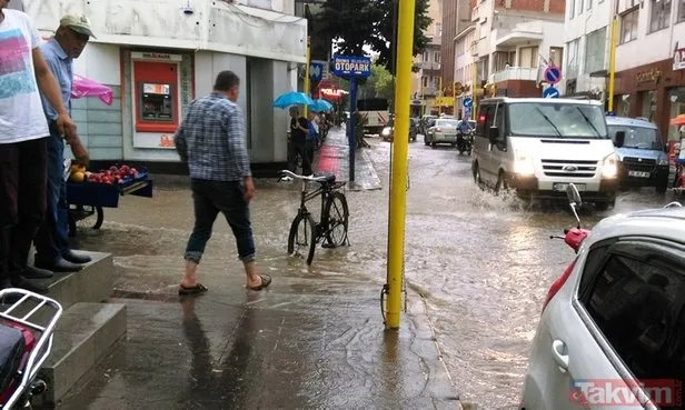 Ödemiş’i sağanak vurdu! Araçlar sürüklendi, tarım alanları sular altında kaldı