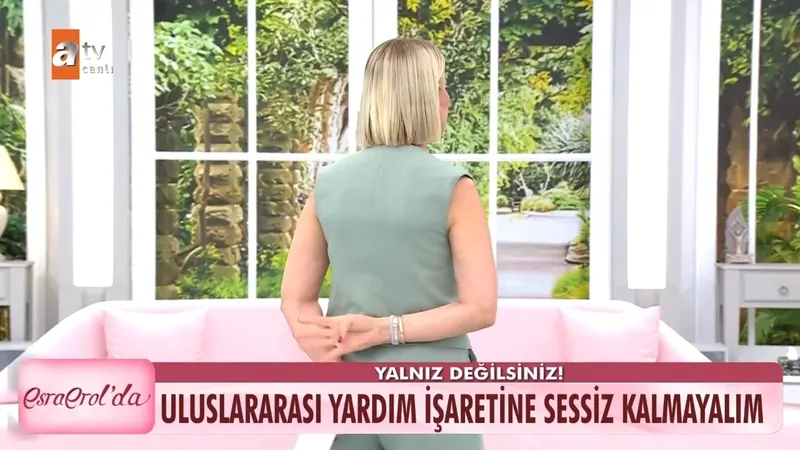 esra-erol-canli-yayinda-uluslararasi-yardim-isaretini-gosterdi-1773296210497.jpg Esra Erol canlı yayında “Uluslararası Yardım İşareti"ni gösterdi: "İhtiyacınız olabilir"-4