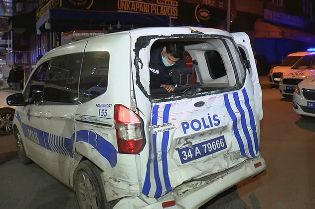 İstanbul'da kargo minibüsü polis aracına çarptı! Yaralılar var