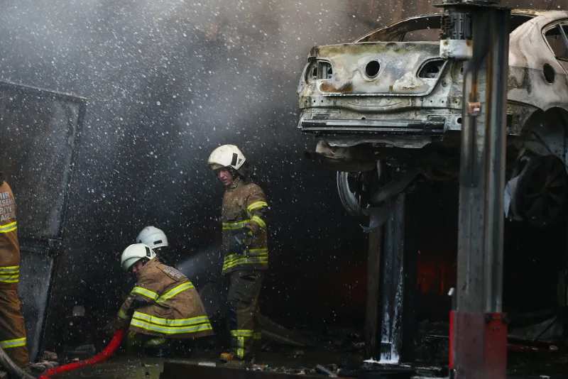 İzmir Çiğli'de korkutan yangın! Madeni yağ deposu alev alev yandı - 5