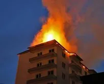 İnşaat halindeki 8 katlı binanın çatısı yandı