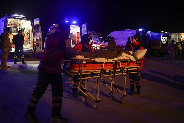 Depremde yaralanan 47 kişi daha askeri kargo uçağı ile İstanbul’a getirildi-4