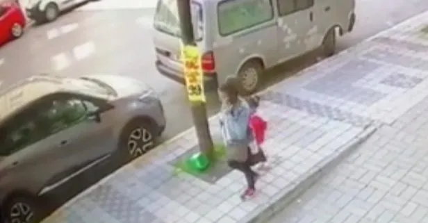 SON DAKİKA: Çocuklu kadın hayatının şokunu yaşadı: Kapkaççıların telefonu alıp kaçtığı anlar kamerada!
