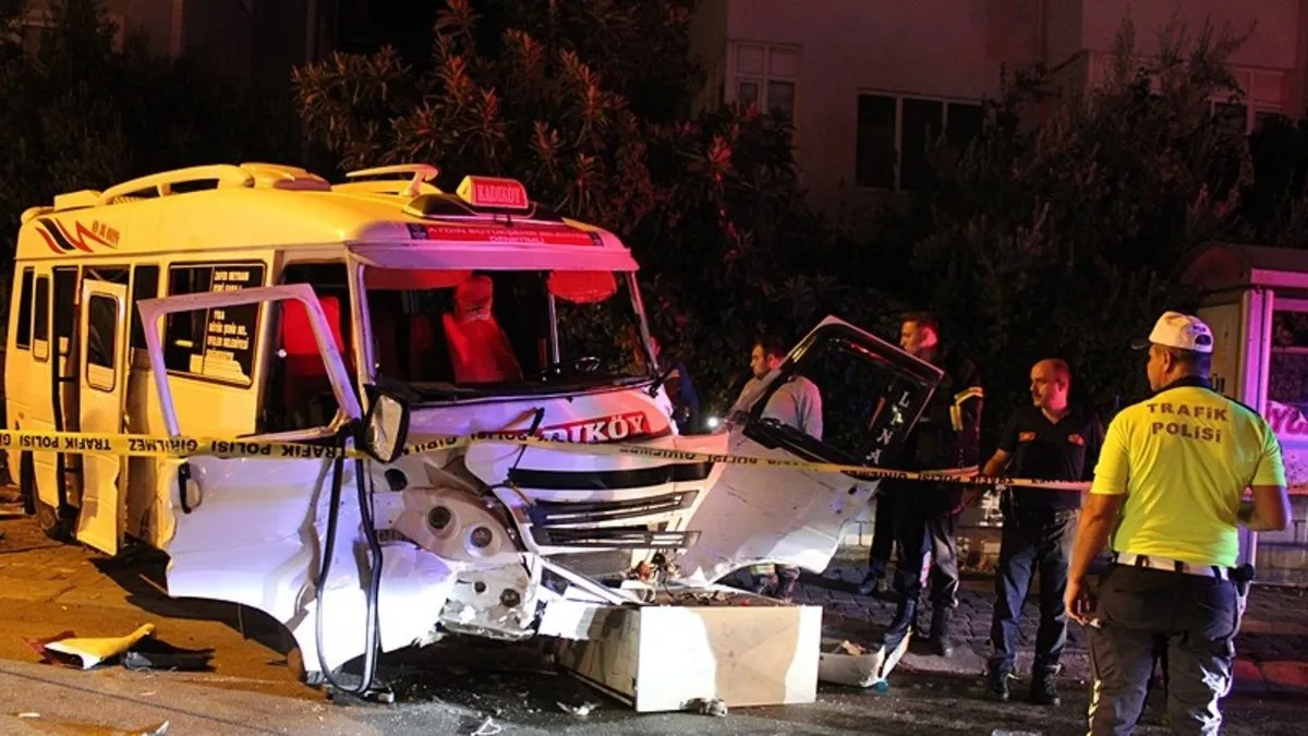 Aydın'da can pazarı | Otomobil ile yolcu minibüsü çarpıştı: 11 yaralı