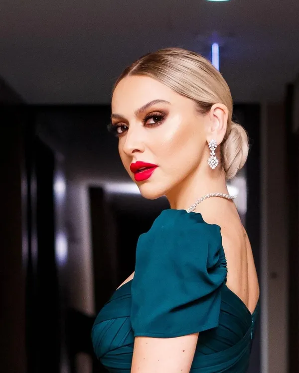 1680470221076.jpg Hadise'nin Galatasaray aşkı! Bakın maçı kimlerle izledi-2