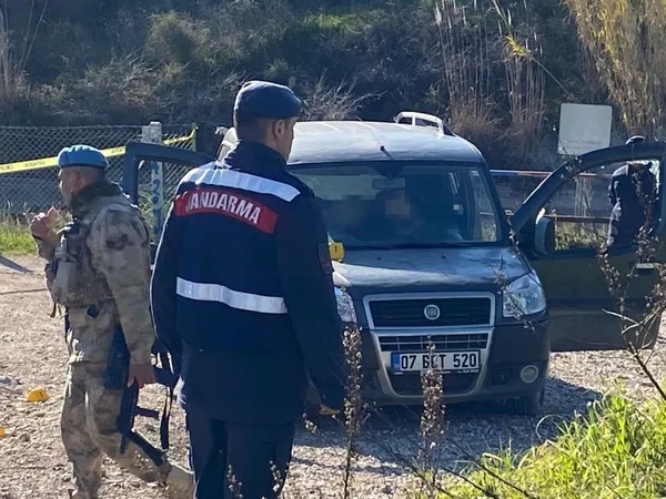 antalyada-kan-donduran-cinayet-otomobile-kursun-yagdirdi-3-olu-1-yarali-1675344277039.jpg