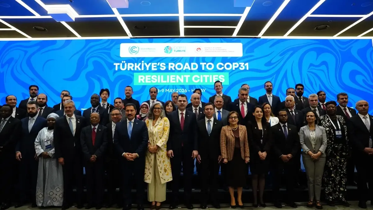 hatayda-turkiyenin-cop31e-giden-yolu-direncli-sehirler-programi-1778237473133.jpeg En büyük yeniden inşa süreci | Bakan Kurum: Yarım milyon konutu sıfır enerjili bina konseptine göre tasarladık-6