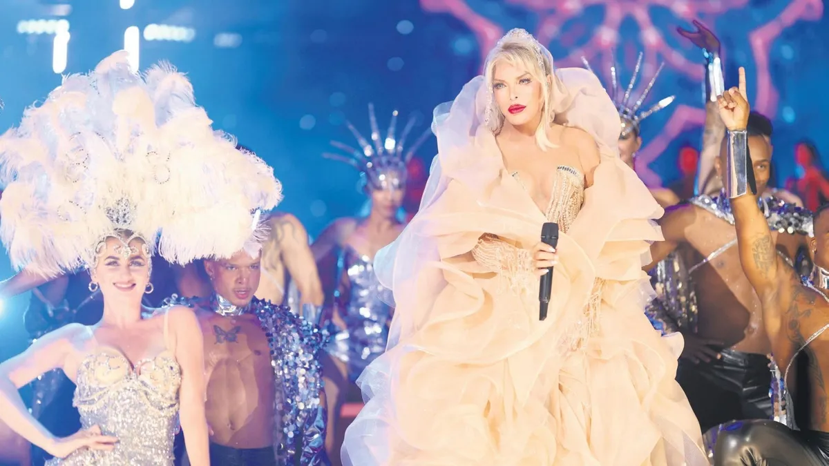Süper Star Ajda Pekkan Tüpraş Stadyumu'nda konser verdi! 40 bin kişi izledi