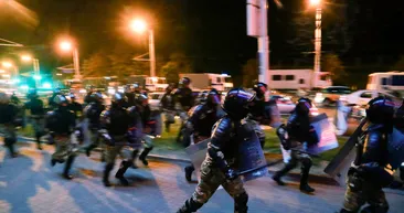 Son dakika: Belarusta seçimler bitti sokaklar savaş alanına döndüı! Lukaşenko muhalifleri polisle çatıştı