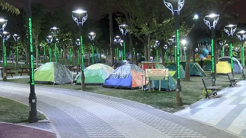 Bazı vatandaşlar dün geceyi parklarda geçirdi. (DHA)