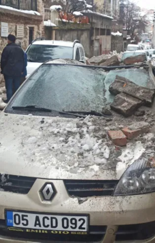 Tüm birikimiyle aldı! Üzerine balkon çöktü