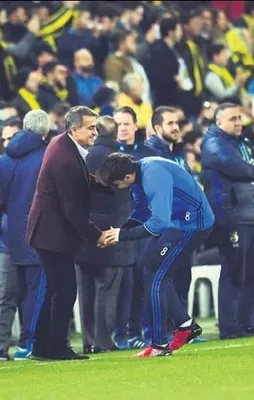 Fenerbahçeli yıldız, Şenol Güneş'in elini öptü
