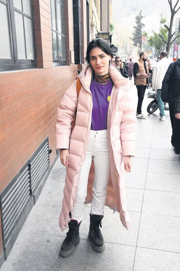 cicegi-burnunda-cift-yasmin-erbil-ve-yigit-poyrazdan-deprem-bolgesine-anlamli-ziyaret-1678129317920.jpeg Çiçeği burnunda çift Yasmin Erbil ve Yiğit Poyraz'dan deprem bölgesine anlamlı ziyaret-4