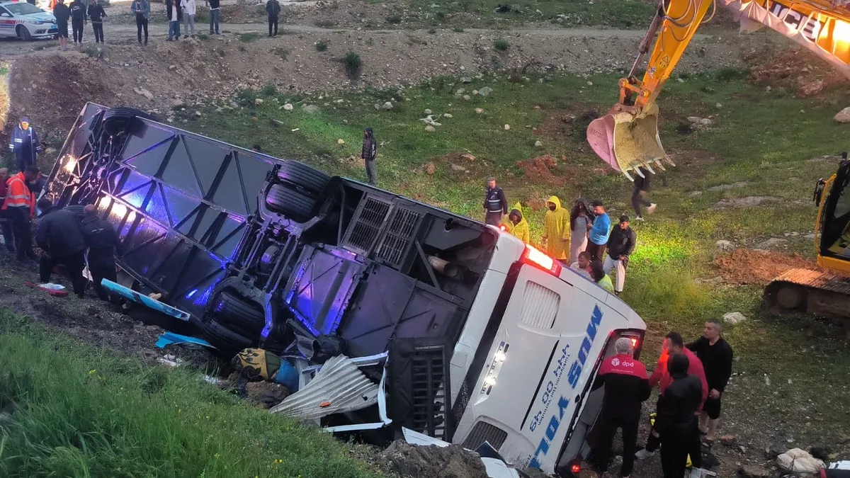 malatya-dogansehirde-yolcu-otobusu-sarampole-devrildi-olu-ve-yaralilar-var-1777825013763.jpg Malatya Doğanşehir'de yolcu otobüsü şarampole devrildi: 4 ölü, 15 yaralı-2