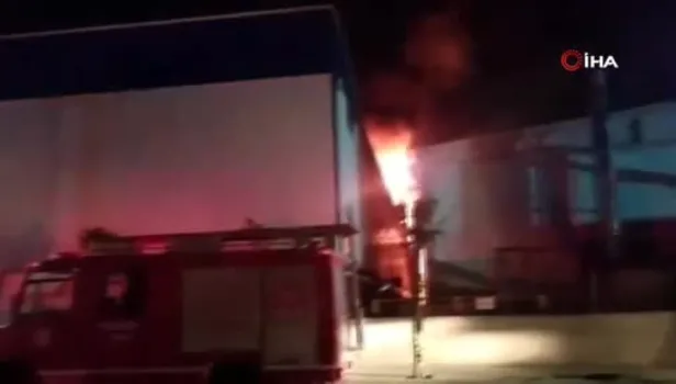 Gaziantep OSB'de bulunan geri dönüşüm fabrikası alevlere teslim oldu