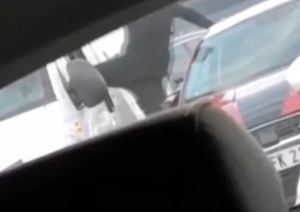 beykozda-suruculerin-yumruklu-kavgasi-kamerada-camdan-cikip-saldirdi-1665642716963.jpg Beykoz'da sürücülerin yumruklu kavgası kamerada! Camdan çıkıp saldırdı-2